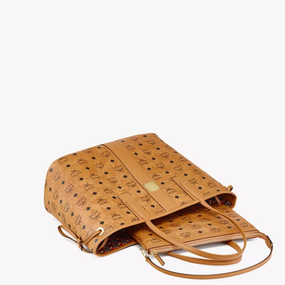 MCMclassy tote. Lightweight tote bag in Visetos monogram canvas andnappa leather - Picture 2 of 12